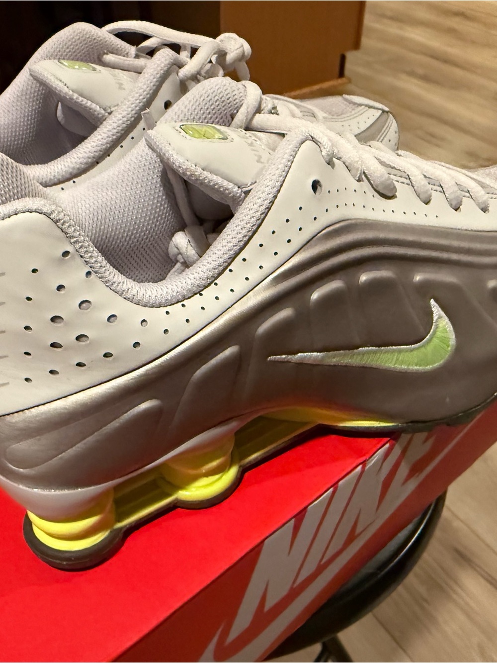 🔥Nike Shox R4 Metallic Silver Volt GS Size 7Y / Women’s 8.5 New With Box💛